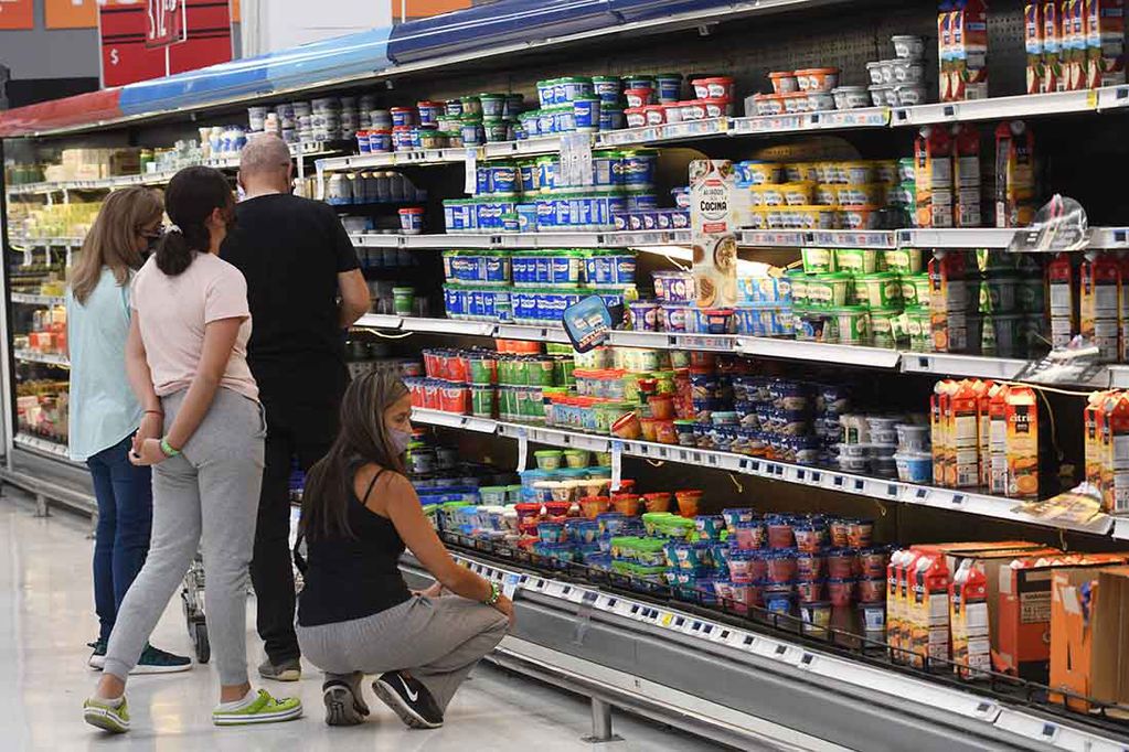 Acuerdo con empresas y supermercados para retrotraer precios de 580 productos al 10 de marzo