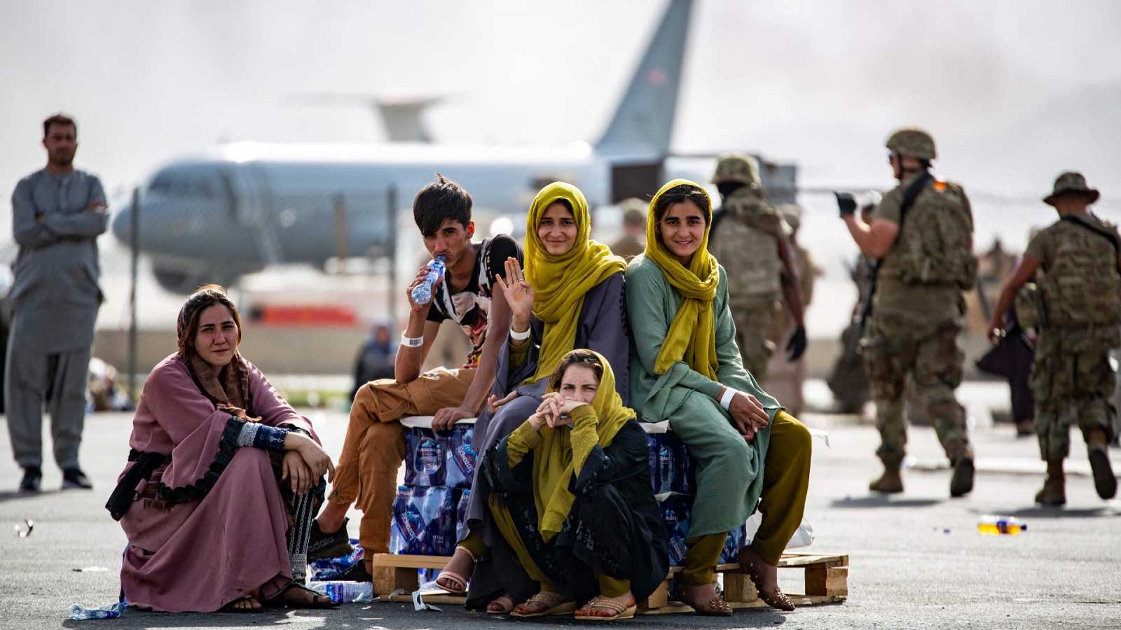 Los talibanes prohiben a los afganos llegar al aeropuerto de Kabul