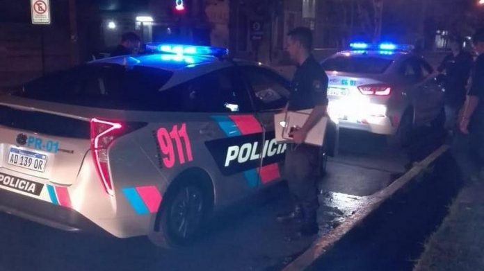Un policía internó a su mujer a golpes porque ella le revisó el teléfono