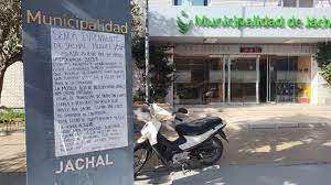 Empapelaron el edificio municipal reclamando por ruidos molestos