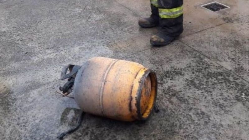 Hacía un asado y le explotó una garrafa conectada a la parrilla