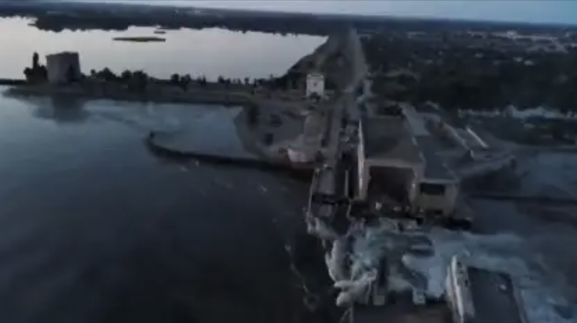 Ucrania acusó a Rusia de destruir la represa Kakhova: más de 80 pueblos corren riesgo de inundarse