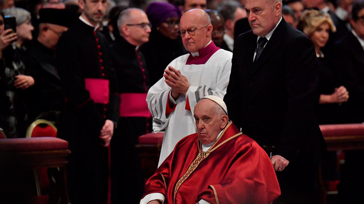 El intenso frío en Roma dejó afuera a Francisco del tradicional Vía Crucis