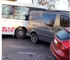 Choque: un micro embistió una combi que terminó contra dos autos estacionados