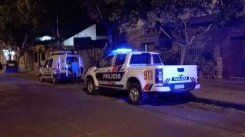 Un hombre fue hallado muerto al lado de una moto