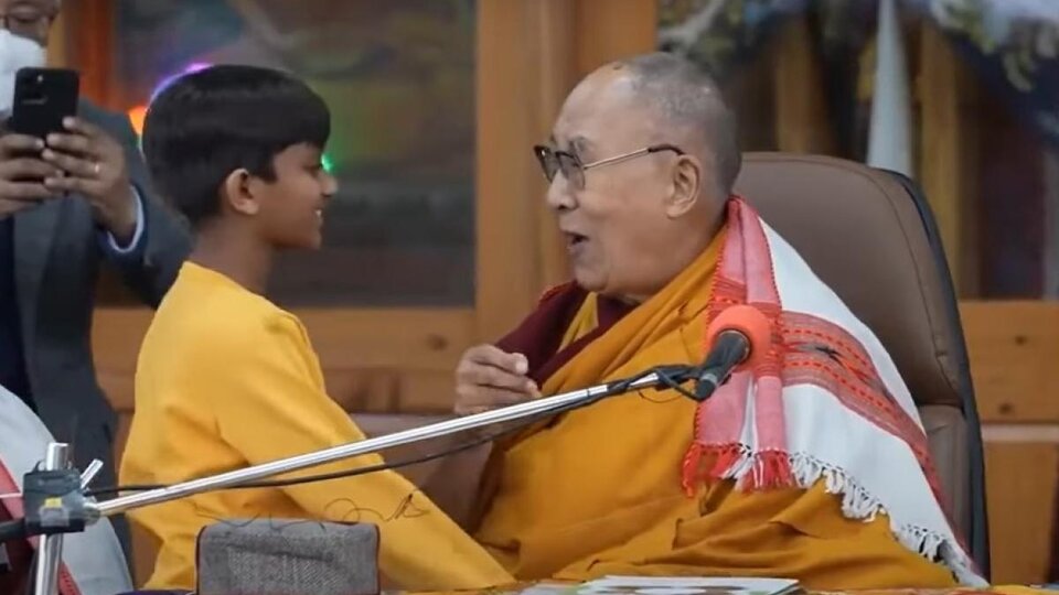 Rompió el silencio: ¿Qué dijo el niño que fue besado por el Dalai Lama?
