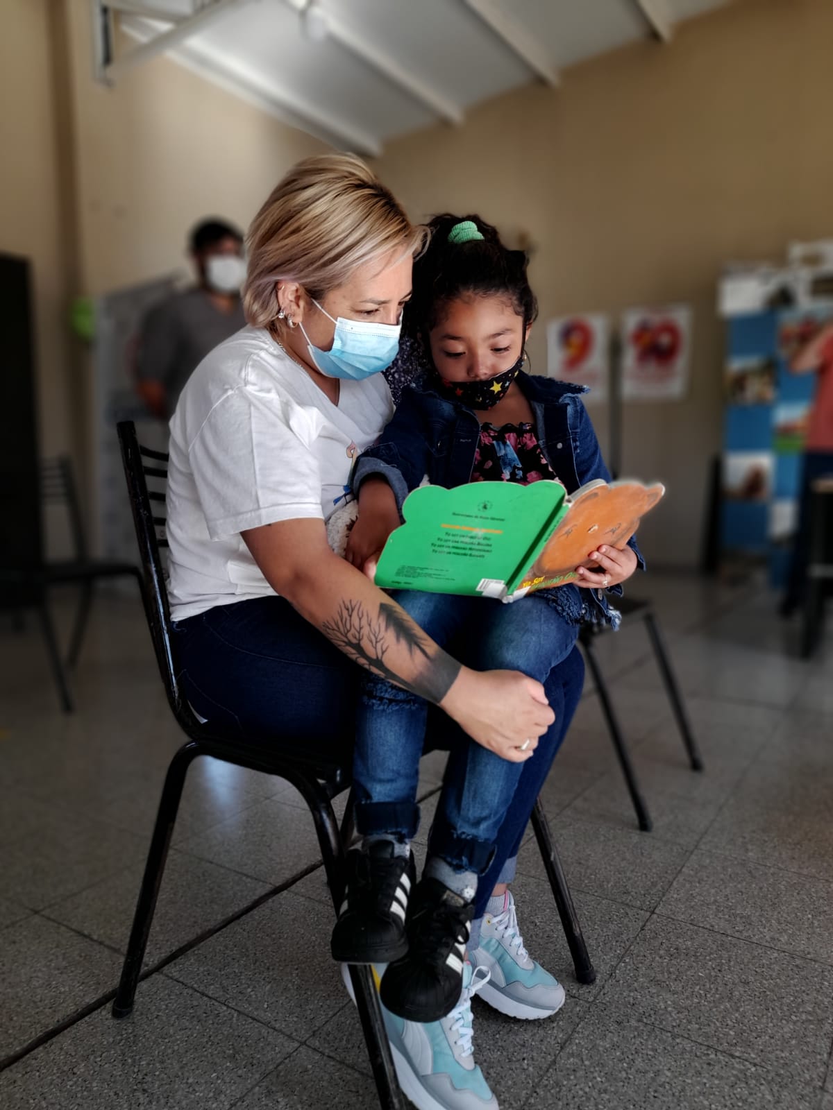 "Leo mientras espero": el proyecto de una referente sanitaria de Chimbas que ya cuenta con 60 libros