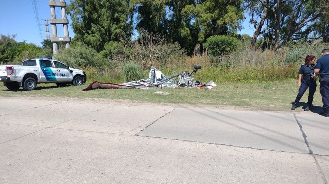 Un hombre en parapente se enredó en cables de alta tensión y murió