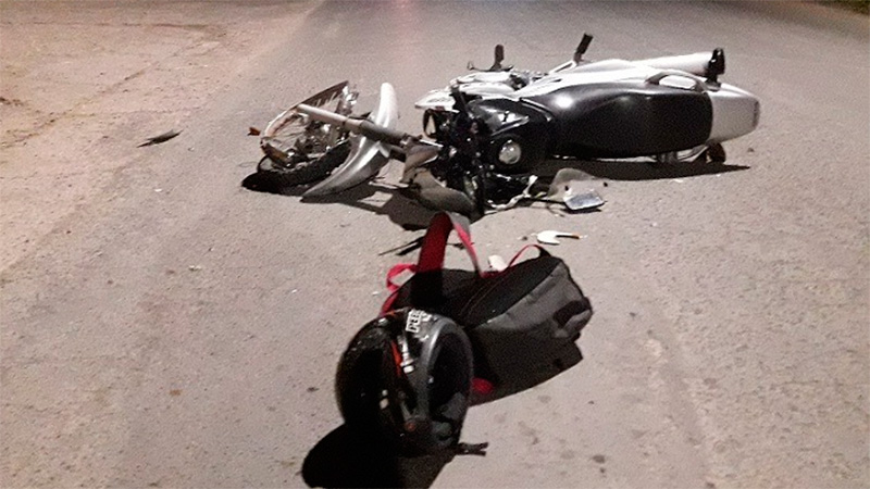 Una moto chocó contra una camioneta y un joven debió ser internado