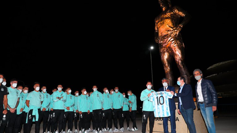 Inauguraron una estatua gigante de Maradona y la selección rindió homenaje