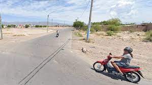 Perdió el control de su moto, impactó contra una rotonda y murió 