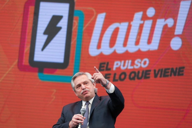 Alberto arremetió contra las telefónicas y aseguró que internet será un servicio público