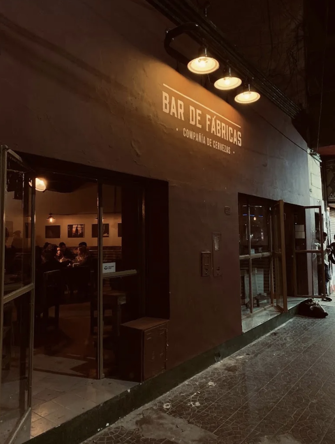 Tomaron unas cervezas, no las pagaron y terminaron presos