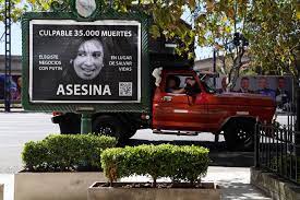 Colocaron carteles contra Cristina y Alberto los repudió