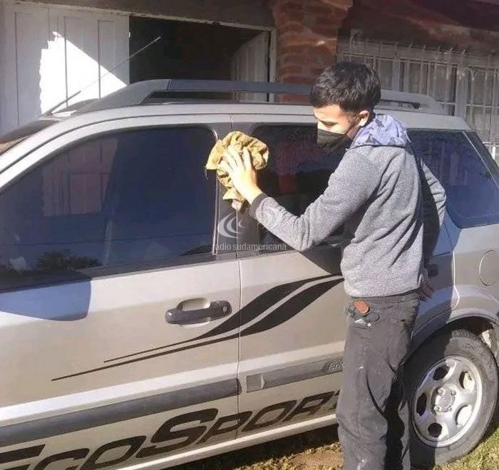 Carlos, el joven que viralizó su necesidad de trabajo con un "limpio como puedo"