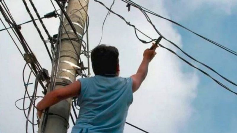 Quisieron colgarse de la luz, los atraparon y golpearon a policías para no ser detenidos
