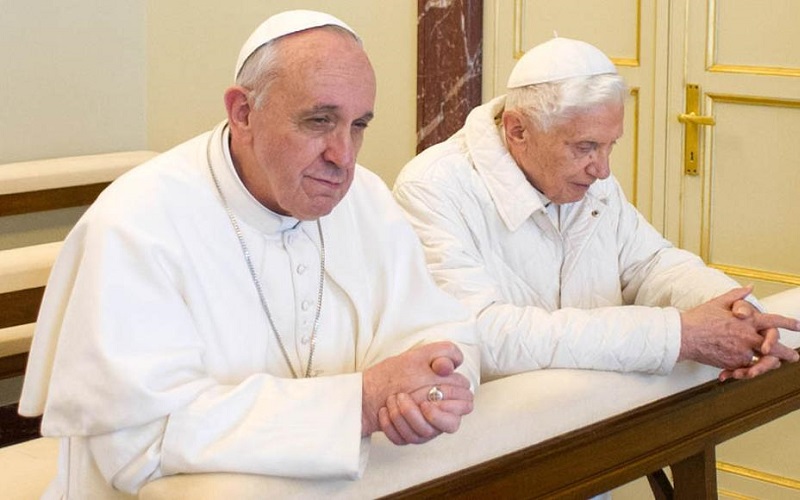 El Papa pidió rezar por Benedicto XVI: "Está muy enfermo"