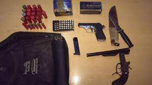Un alumno de 14 años llevó un revólver y un cuchillo a un colegio en Misiones: subió fotos en las redes sociales y lo descubrieron