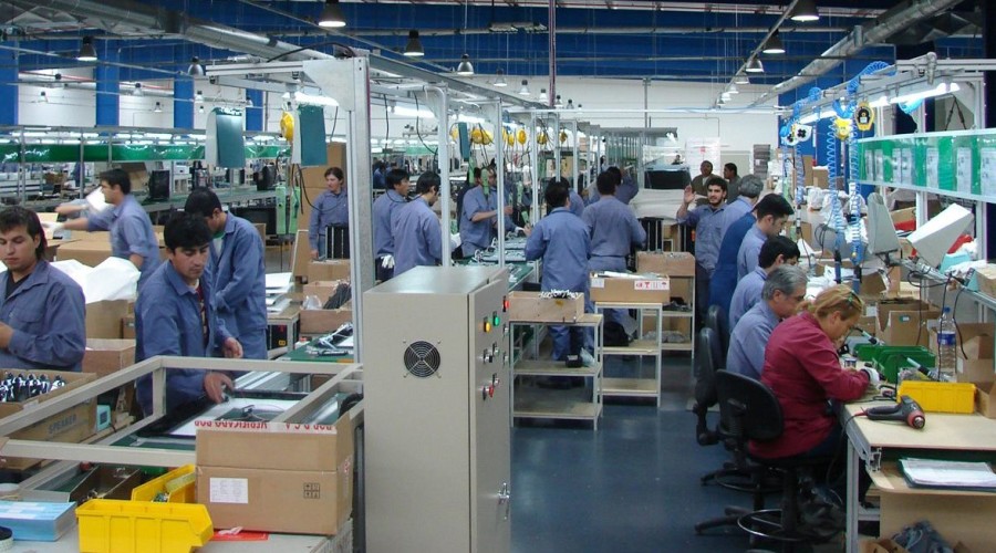 En medio de la crisis económica, los bancos suben las tasas