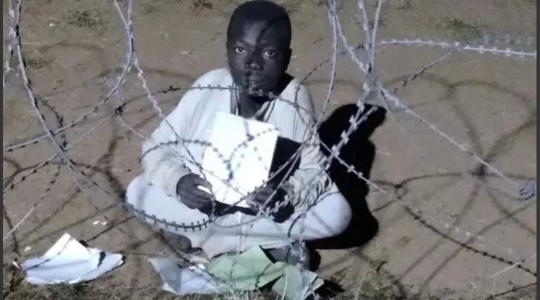 "¿Uruguayo, me prestás luz?": la foto de un niño del Congo que hace su tarea con la luz de una base militar se hizo viral