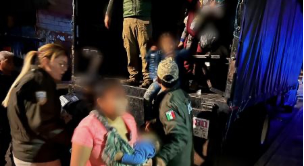 Más de 230 migrantes fueron encontrados en el acoplado de un camión en México