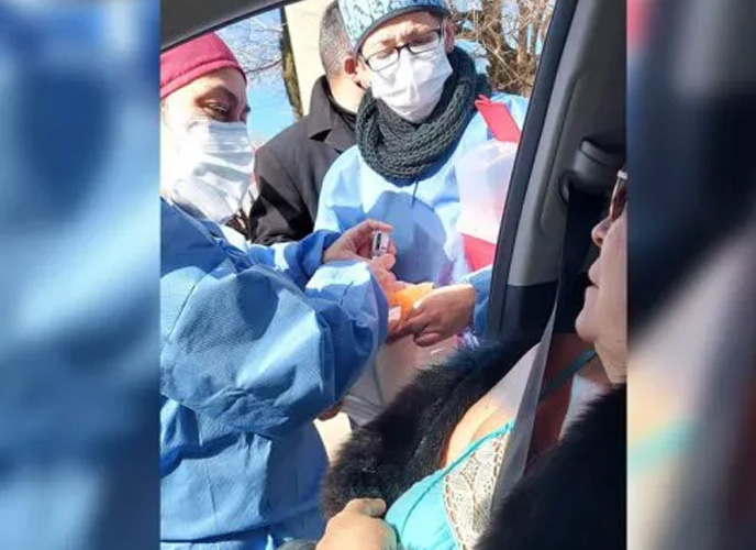 De entre casa, Elisa Carrió recibió la segunda dosis de AstraZeneca y las redes estallan