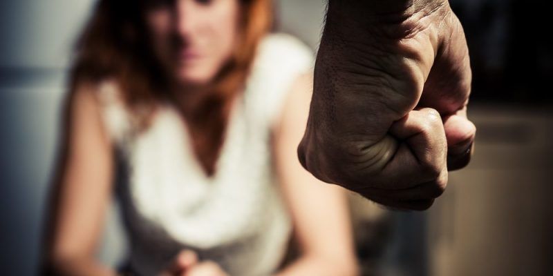 Rompió una ventana y con el vidrio cortó en los brazos a su pareja