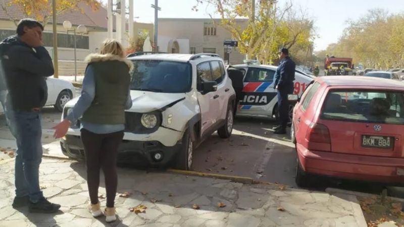 Eso va a salir caro: chocó su Jeep contra un auto estacionado en pleno centro