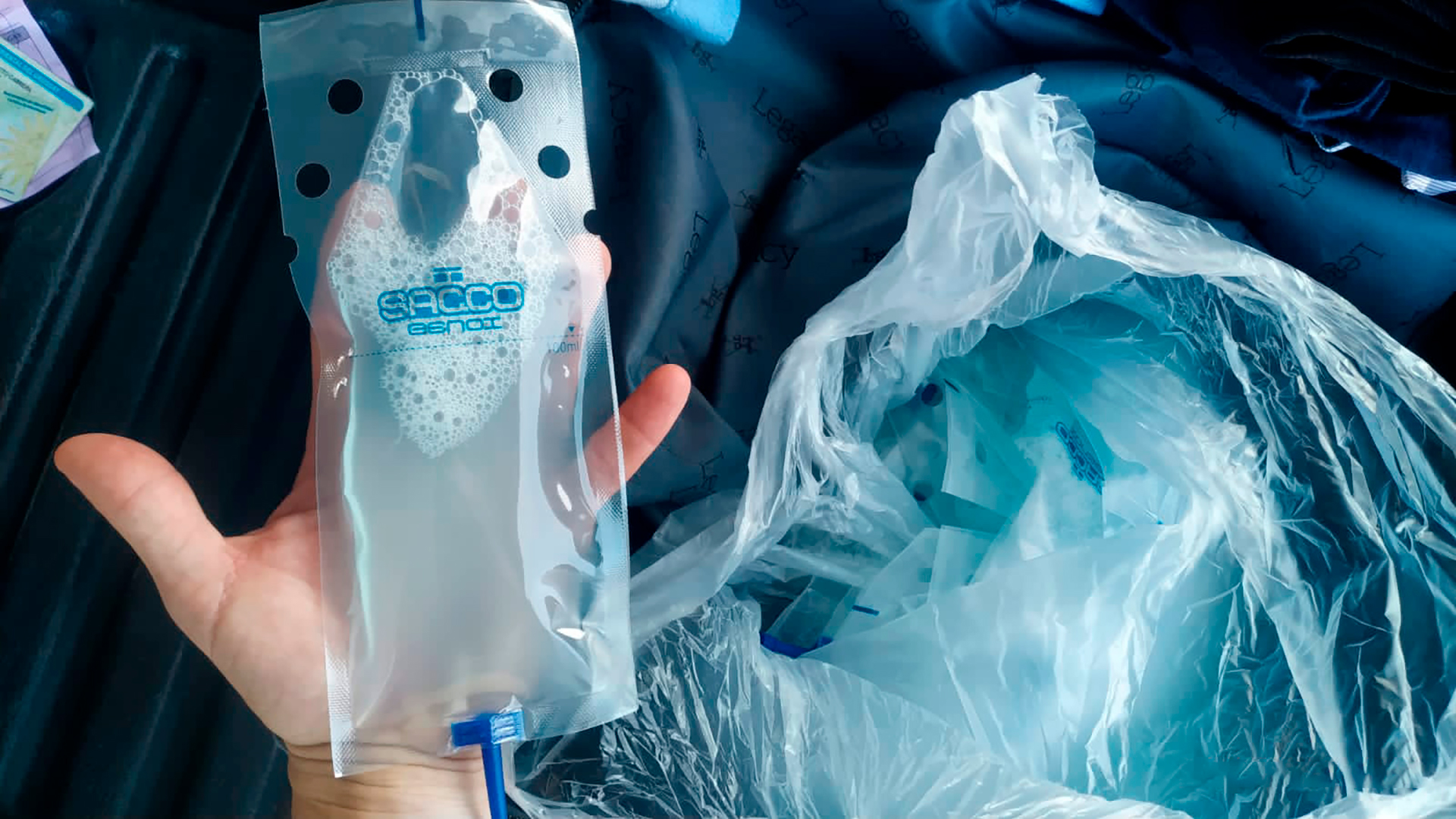 Insólito: descubrieron que llevaba 6 litro de semen porcino en su valija