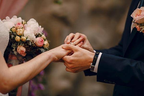 Se casó virgen, se arrepintió y empujó a su marido por un precipicio 8 días después de la boda