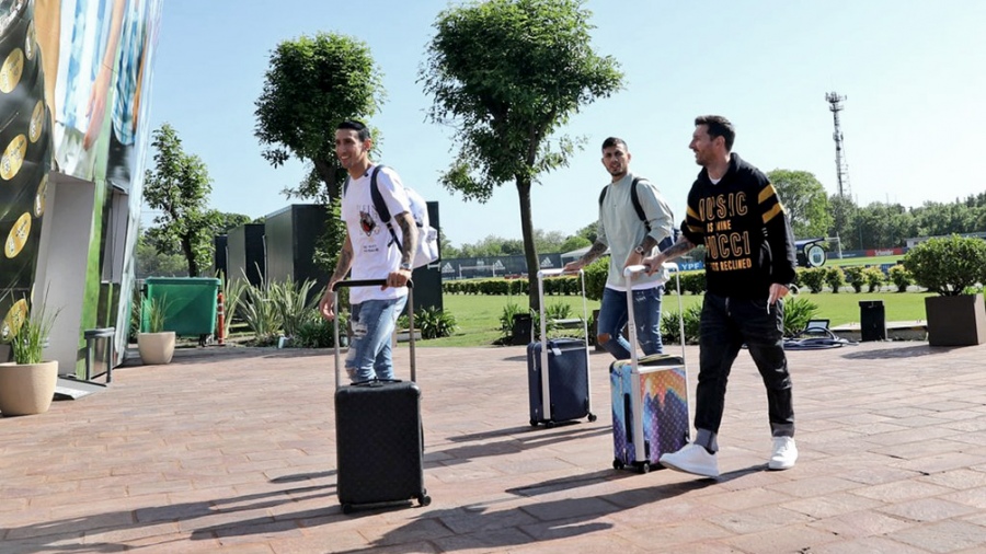 Messi llegó al país para sumarse al seleccionado argentino