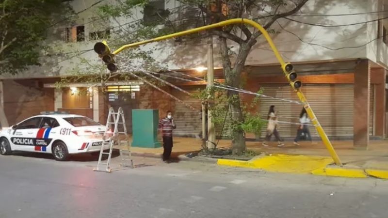 Un camión se enganchó en los cables y provocó un caos en pleno centro