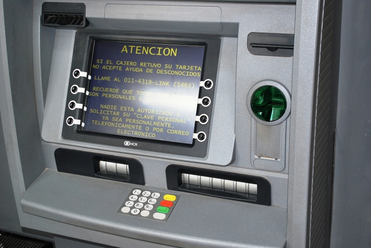 Olvidó su tarjeta de débito en el cajero y se la vaciaron