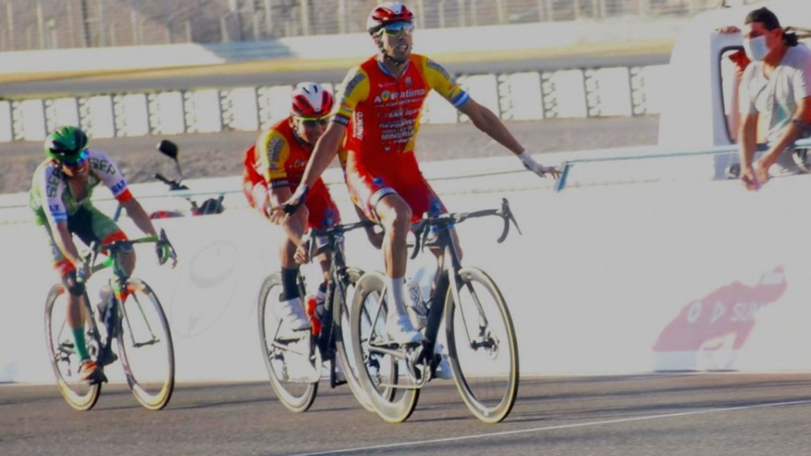 Gerardo Tivani agarró velocidad en los últimos 300 metros y ganó la Vuelta de Rawson