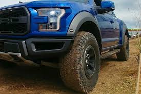 Las automotrices podrían frenar la producción de pickups por falta de cubiertas