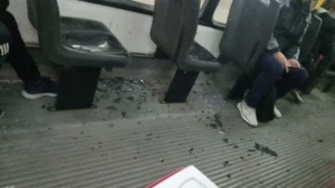 Volvieron a apedrear un colectivo en Rawson y un pasajero terminó herido