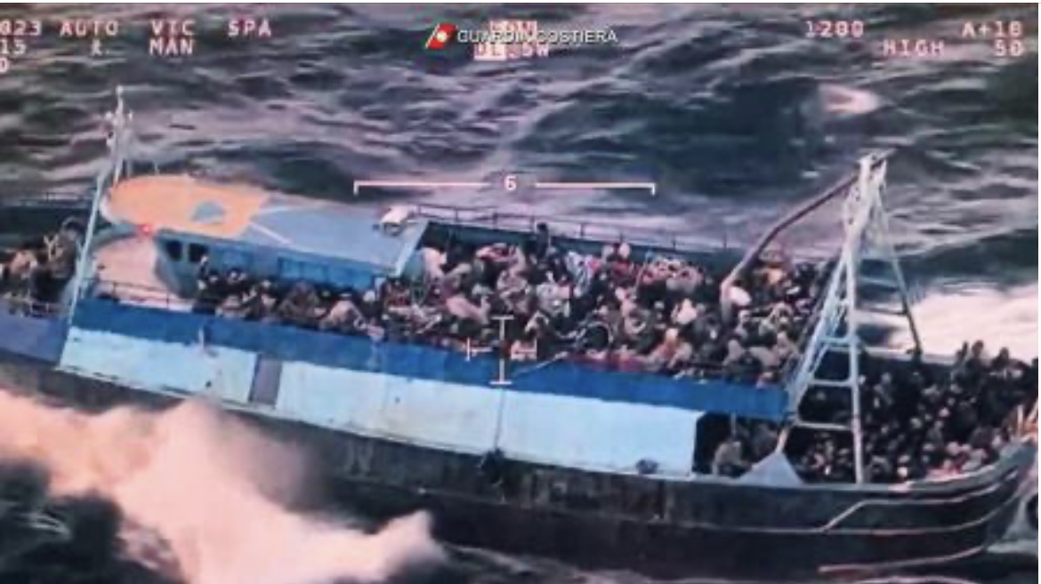 El barco humanitario "Ocean Viking" rescató a más de 500 migrantes en el Mediterráneo