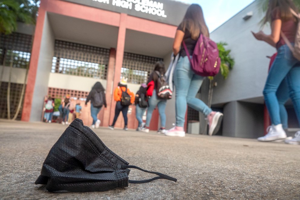 Escuelas de Miami darán USD 250 de incentivo a los maestros que demuestren estar vacunados