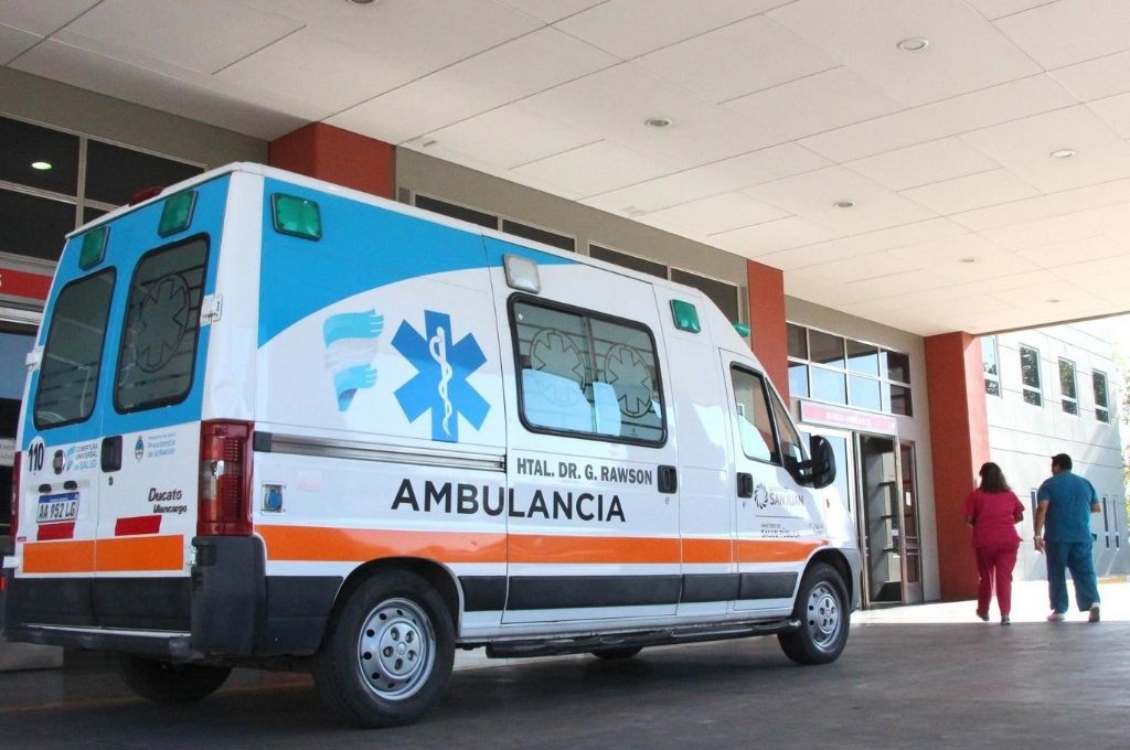 Una mujer bajaba del colectivo y la atropelló una moto