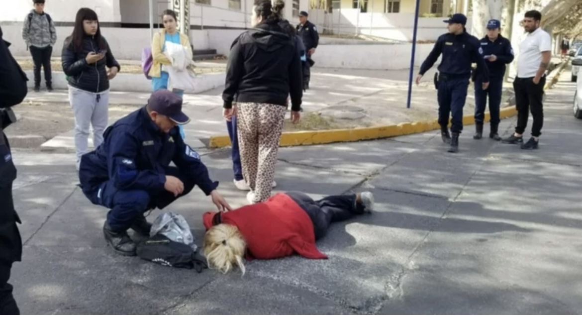 Una mujer se cayó de un colectivo en movimiento y tuvo que ser hospitalizada
