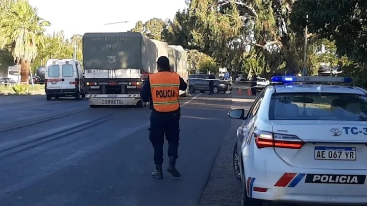 Un camión le pasó por arriba por atravesarse a buscar un melón