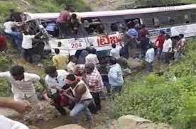 Murieron 31 personas por la caída de un autobús en un camino montañoso