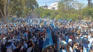 Los sanjuaninos como locos festejan en las calles 