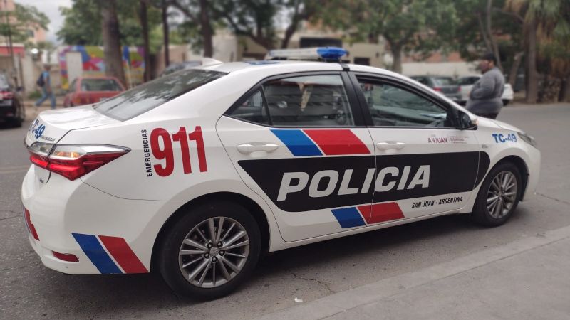 Le avisaron que un ladrón estaba robando en su casa y llamó a la policía