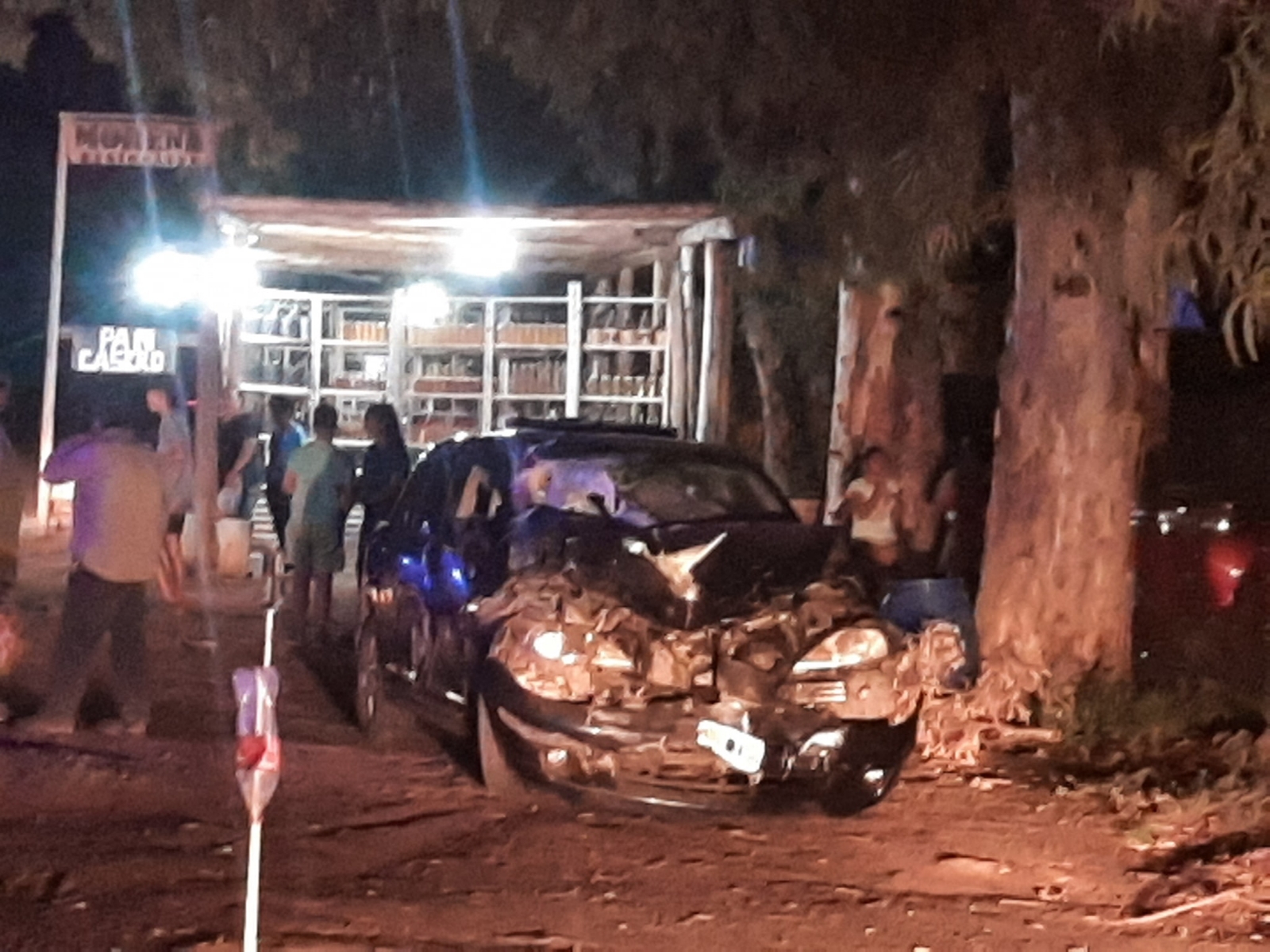 Impactante choque entre un auto y un camión dejó a una persona hospitalizada