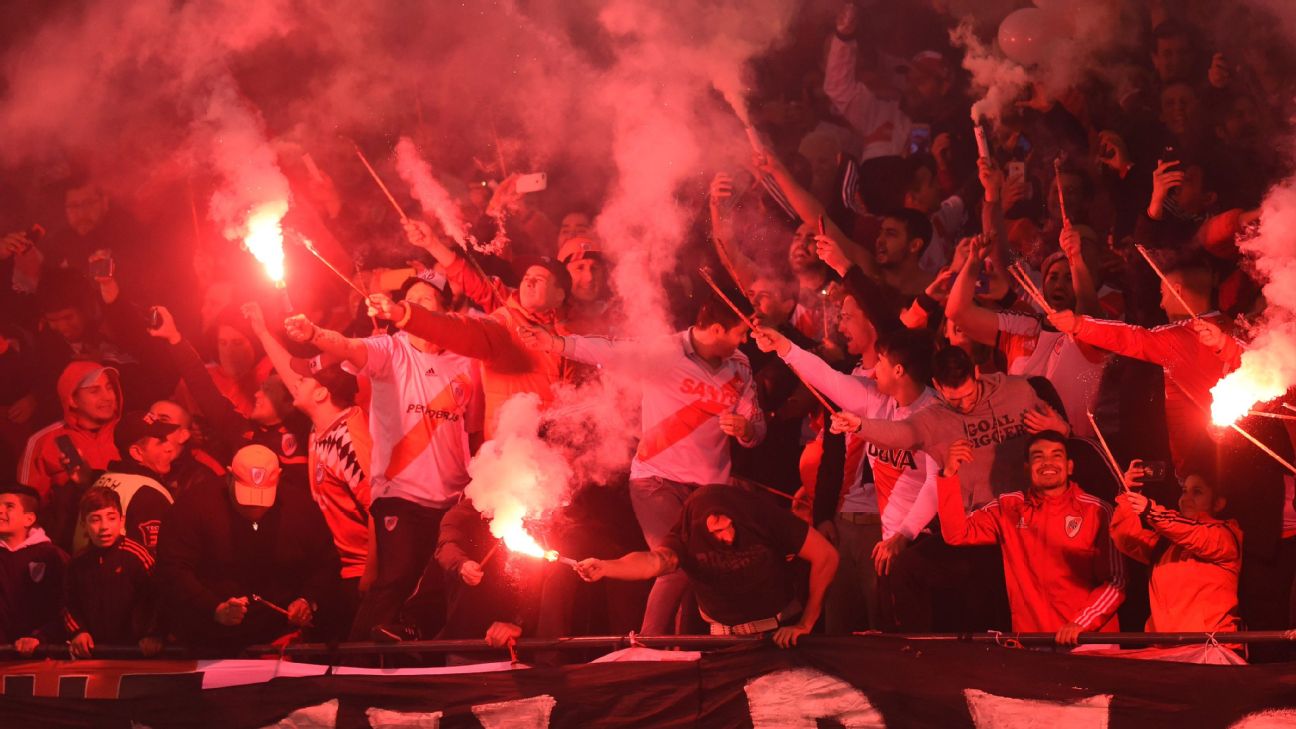 Identificaron al hincha de River que arrojó las bengalas: ¿quién es y de qué se lo acusa?