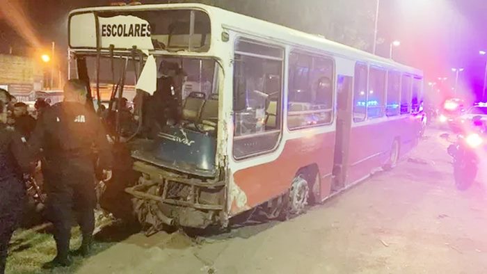 Liberaron al delincuente que en un micro escolar robado, chocó 21 autos y se tiroteó con la policía