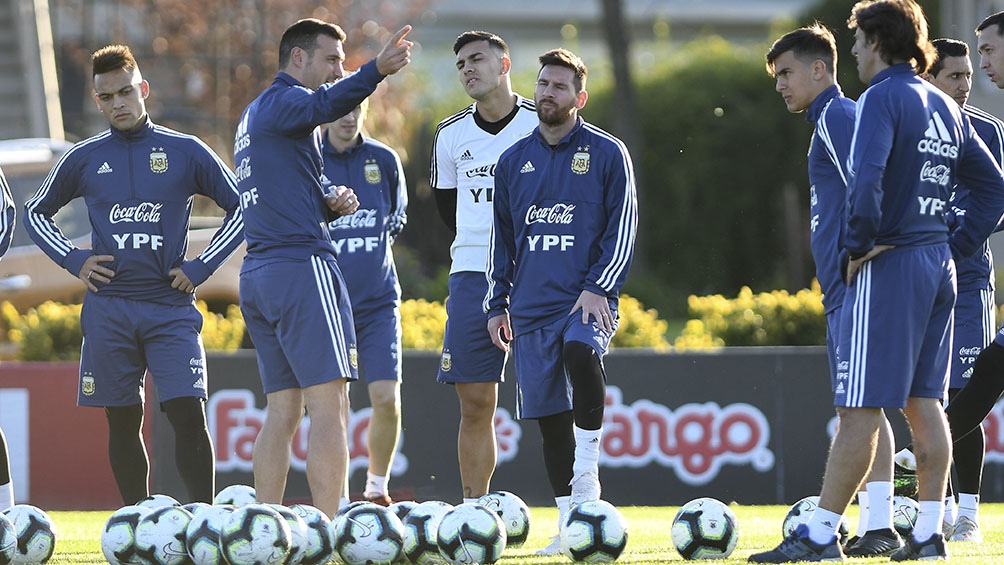 Entrenando en Ezeiza, Scaloni analiza qué equipo podrá ante Venezuela