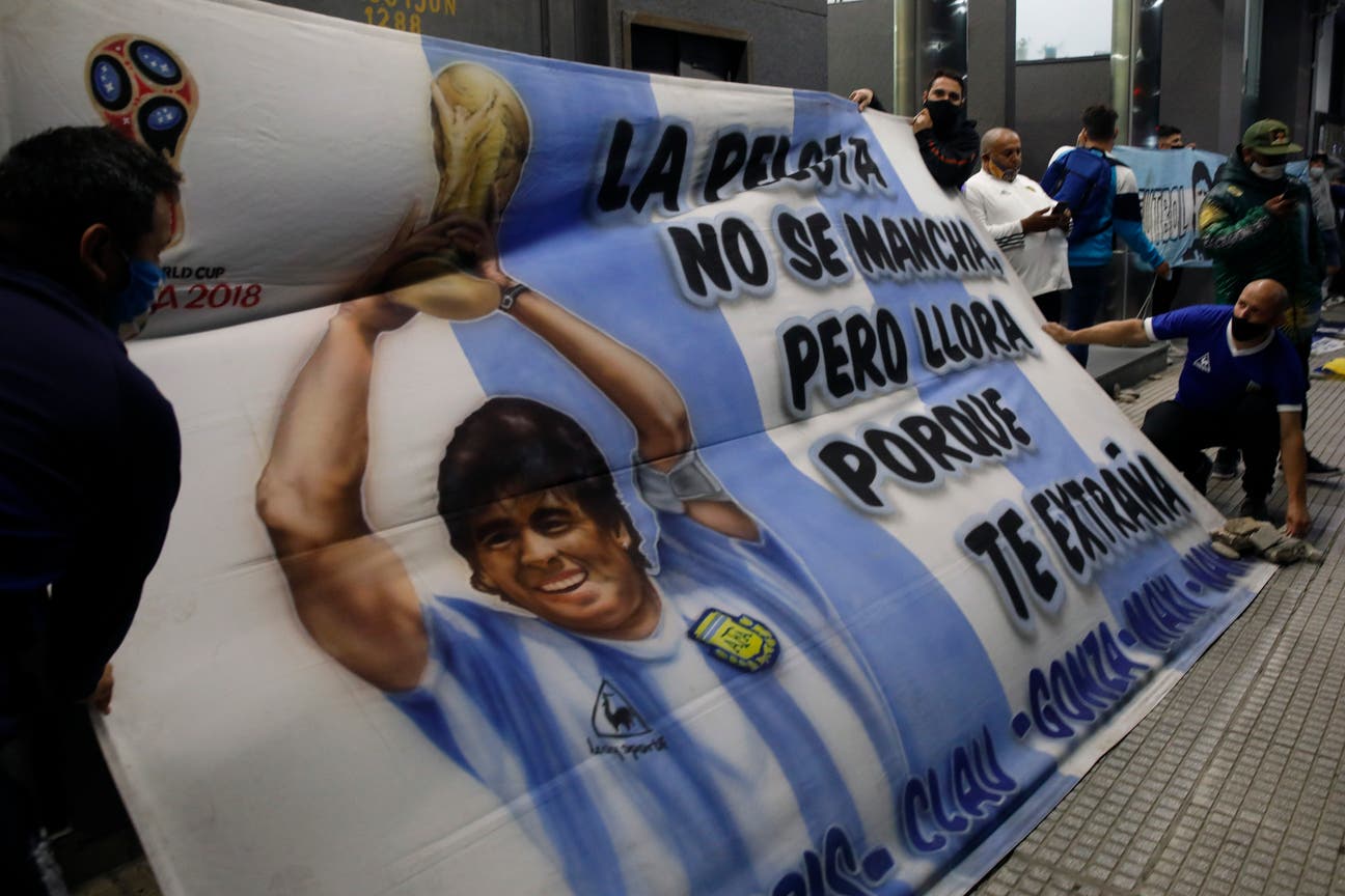 Parte de Maradona tras la operación: ?Está despierto y muy bien?
