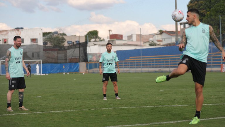 Dos cambios obligados, rotación en el lateral y la chance del Kun Agüero: el rompecabezas de la Selección para enfrentar a Paraguay